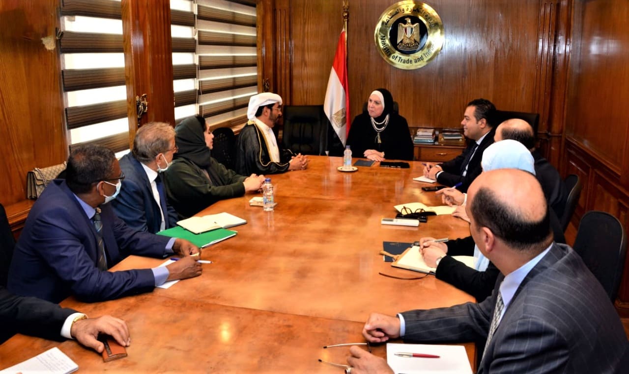 وزيرة الصناعة تبحث مع وفد  العربية للاستثمار والإنماء الزراعي  توسيع استثماراتها في السوق المصرية