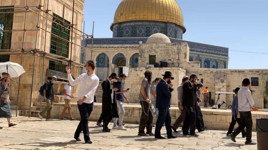 مُستوطنون إسرائيليون يؤدُّون طقوسًا تلمودية بالقدس في أول أيام "عيد العرش" اليهودي