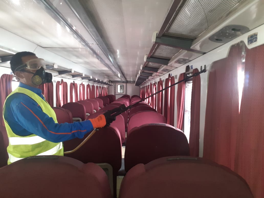 تطهير قطارات ومحطات السكة الحديد لحماية الركاب من عدوى كورونا