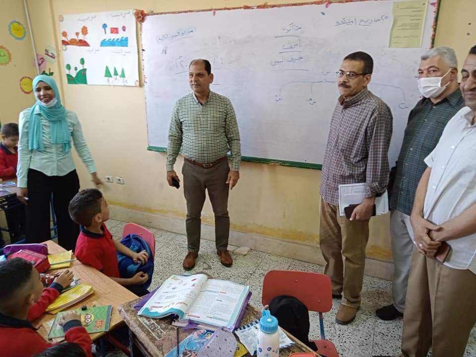وكيل «تعليم» البحر الأحمر يتفقد مدرسة الميناء الرسمية المتميزة لغات بالغردقة  | صور - بوابة الأهرام