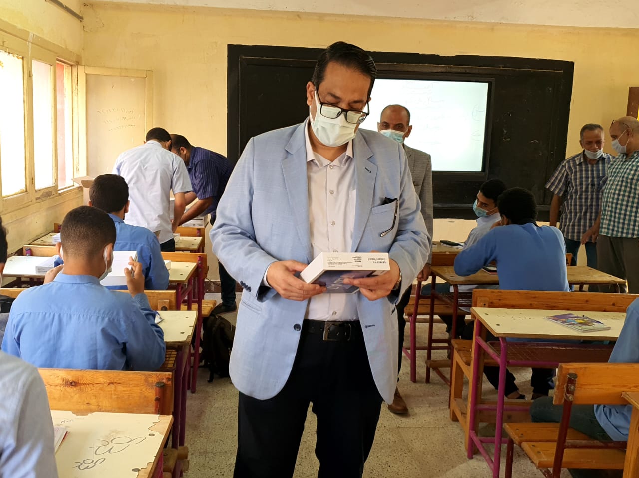 وكيل تعليم الغربية يتابع تسليم التابلت في مدرسة طنطا الثانوية | صور - بوابة  الأهرام
