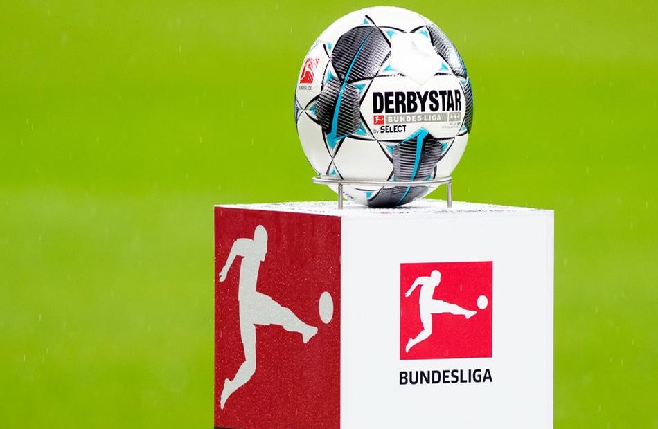 لاعبو البوندسليجا يديرون مباريات في دوري الهواة كجزء من حملة للاتحاد الألماني