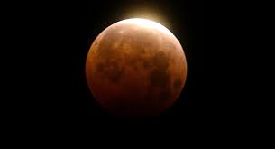 أول خسوف للقمر عام   ;القمر الدموي; يسطع في السماء خلال هذا التوقيت
