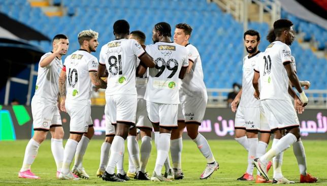 الشباب يقلب تأخره أمام الحزم إلى فوز في الدوري السعودي