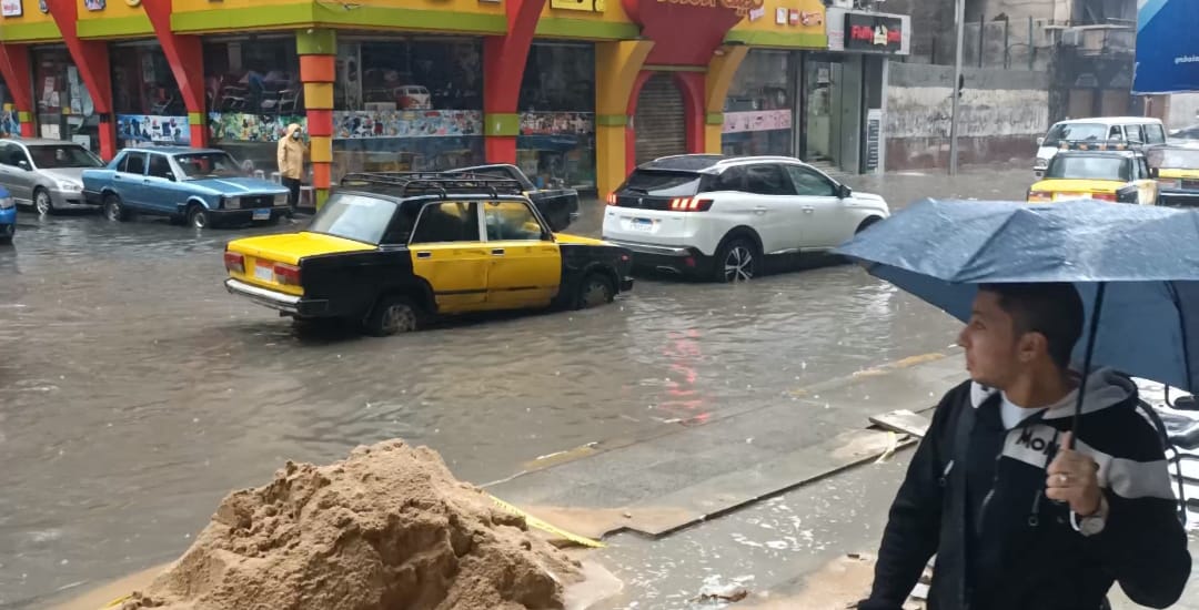 تكدس مروري بمنطقة لوران بالإسكندرية بسبب تراكم مياه الأمطار | فيديو صور -  بوابة الأهرام