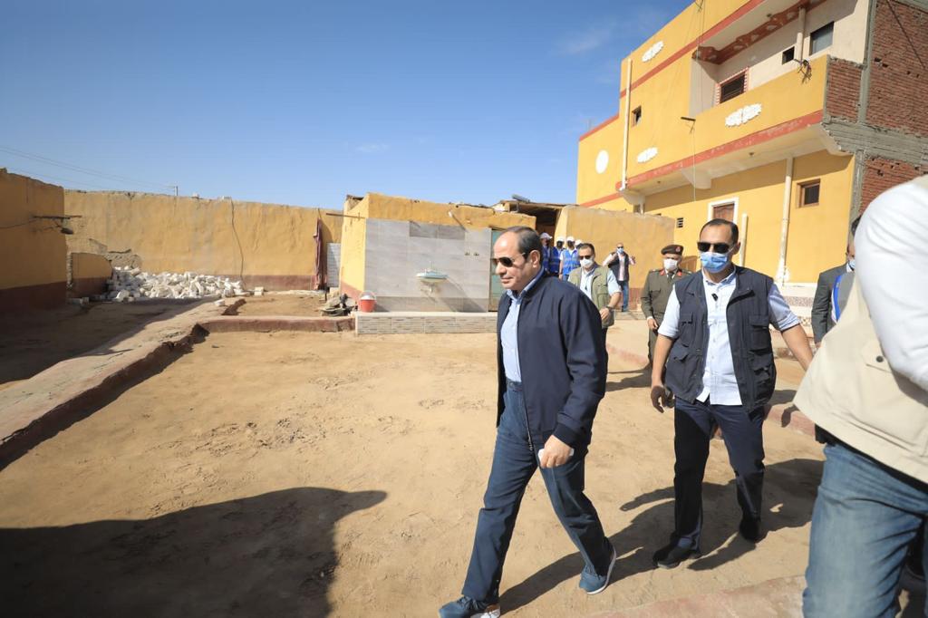 الرئيس السيسي يتفقد قرية غرب أسوان المتضررة من السيول 