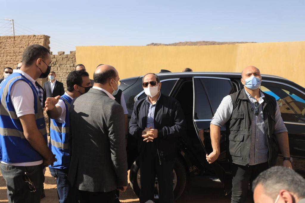 الرئيس السيسي يتفقد قرية غرب أسوان المتضررة من السيول 
