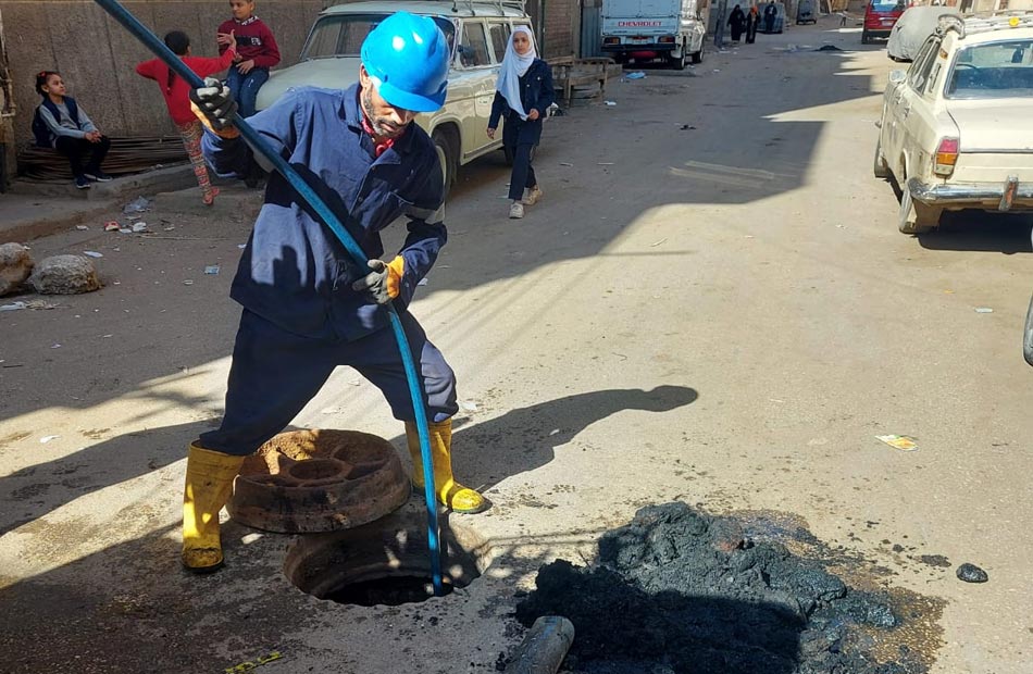 مياه أسيوط تواصل حملتها لتطهير خطوط وغرف الصرف الصحي وخطة استثنائية لفصل الشتاء