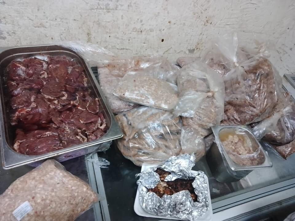 إعدام كمية من الكبدة ومصنعات اللحوم خلال حملة على حي الجامعة في المنصورة | صور
