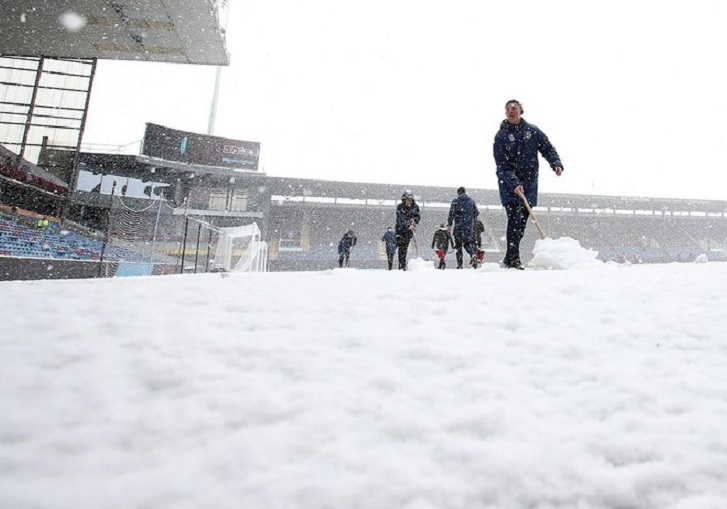 تأجيل مباراة توتنهام وبيرنلي بسبب سوء الأحوال الجوية