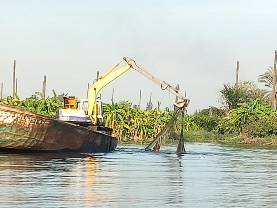 محافظ البحيرة إزالة  تعديًا على نهر النيل في رشيد