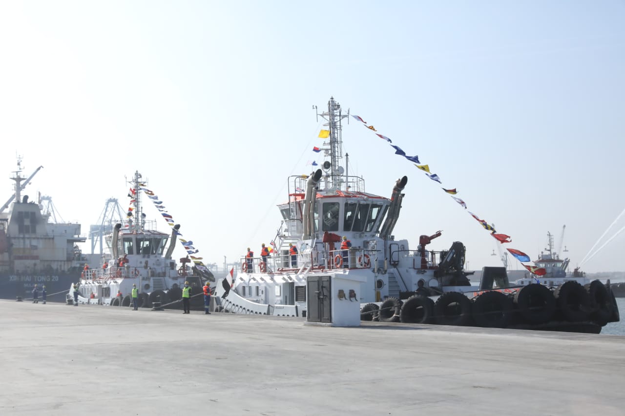 وزير النقل يرفع العلم على أحدث ثلاث قاطرات بحرية جديدة بميناء دمياط