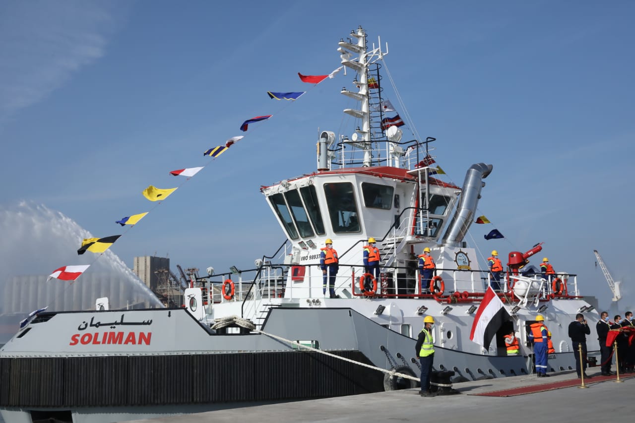 وزير النقل يرفع العلم على أحدث ثلاث قاطرات بحرية جديدة بميناء دمياط
