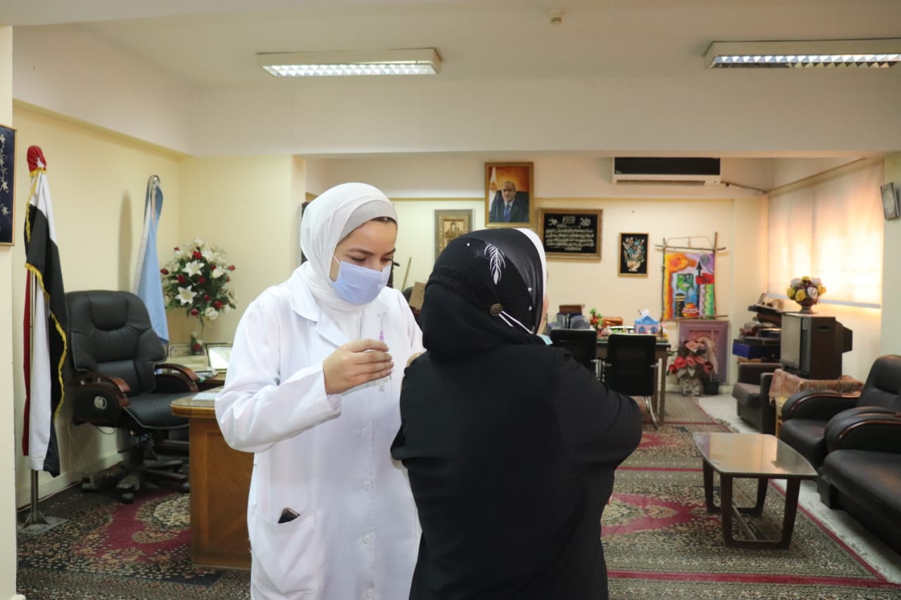  تلقيح باقي العاملين الجرعة الثانية من لقاح فيروس كورونا بتعليم القاهرة