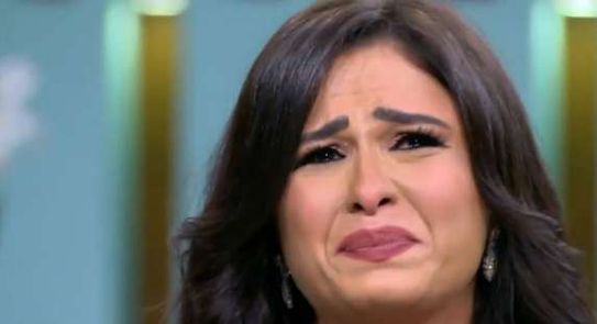 ياسمين عبد العزيز تنهار بعد آلاف التغريدات التي تدعو لها بالشفاء ومنى الشاذلى تشاركها البكاء | فيديو
