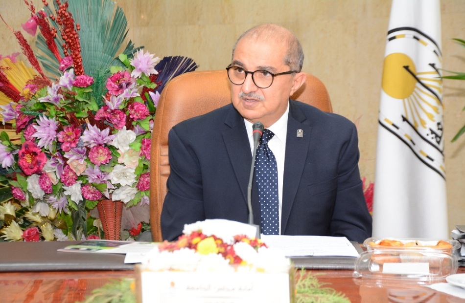 رئيس جامعة أسيوط يصدر قرارات تعيين عدد من الوكلاء ورؤساء الأقسام الجدد بالكليات 