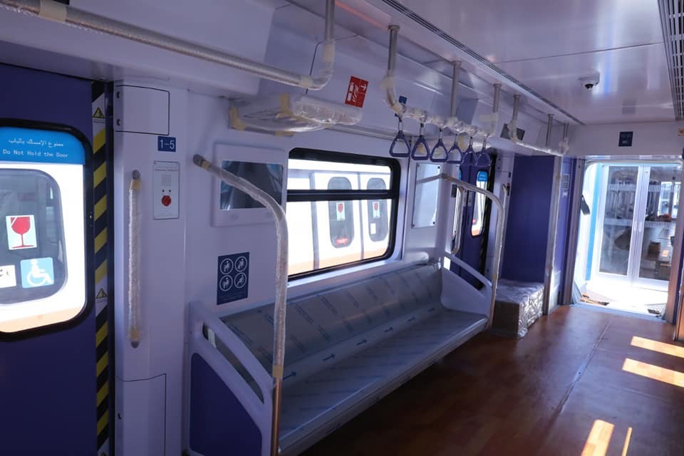 عربات وجرارات القطار الكهربائي الخفيف (LRT) خلال وصولها