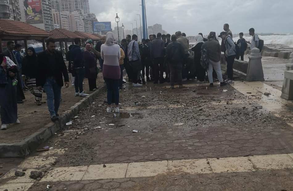 إصابة فتاة في انهيار جزء من سور كورنيش البحر بالإسكندرية بسبب الأمواج| صور