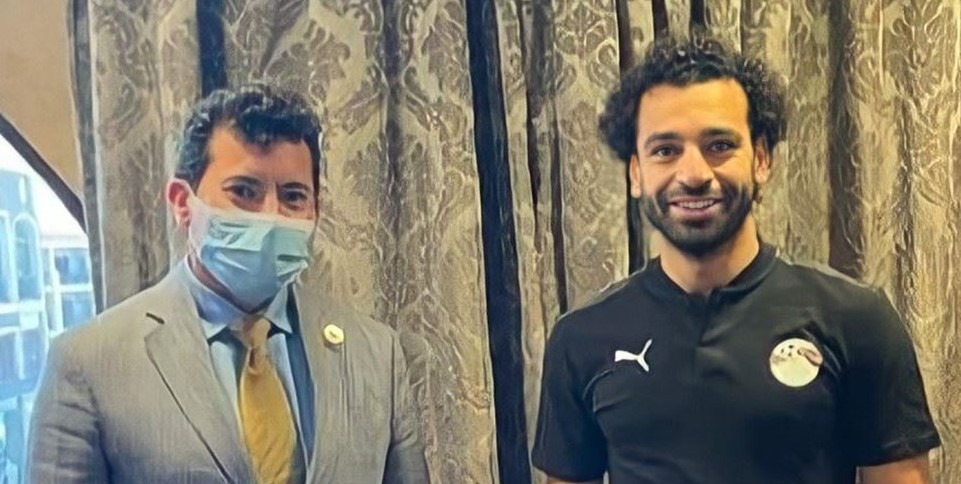 وزير الرياضة يهنئ محمد صلاح بجائزة القدم الذهبية