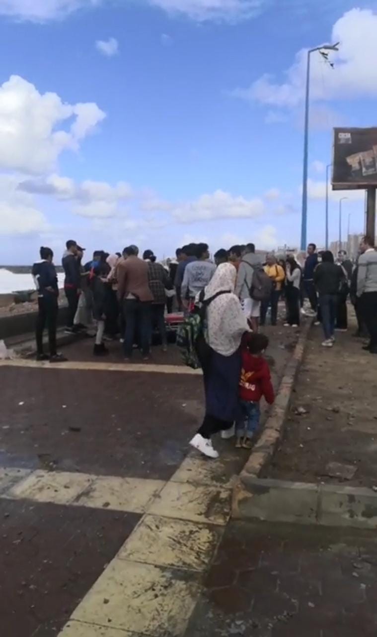 إصابة فتاة في انهيار جزء من سور كورنيش البحر بالإسكندرية