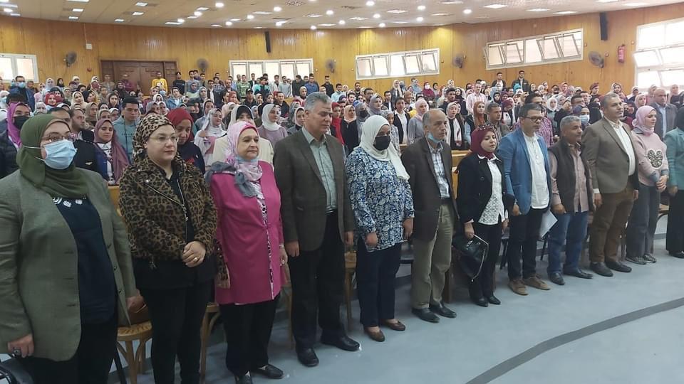 تكريم الطلاب الأوائل بكلية آداب في جامعة المنصورة 