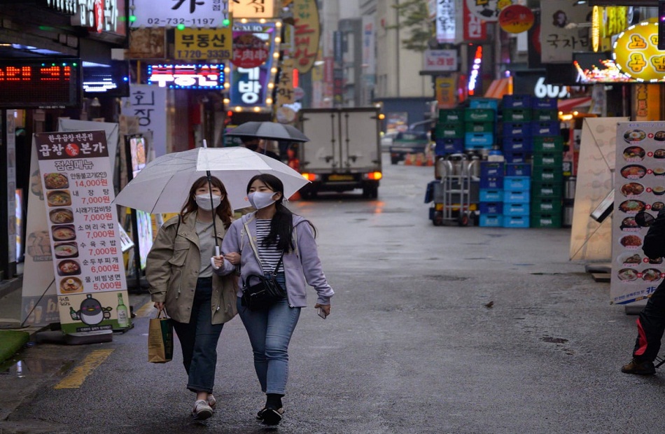 كوريا الجنوبية تنشئ مراكز جديدة لاختبار كورونا وتمدد ساعات عملها وسط عودة تفشي الفيروس