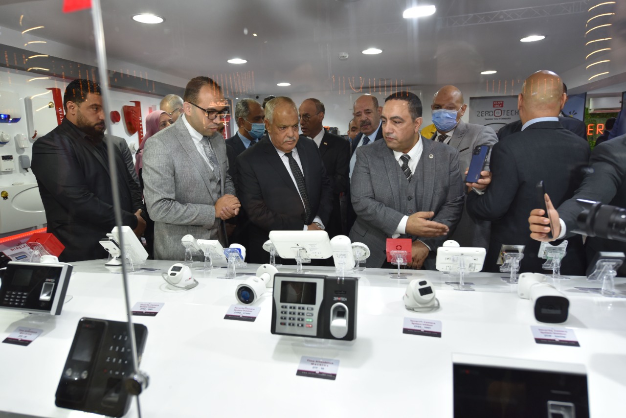 رئيس العربية للتصنيع يفتتح معرضا ومركز صيانة وخدمة ما بعد البيع لمنتجات مصنع الإلكترونيات |صور