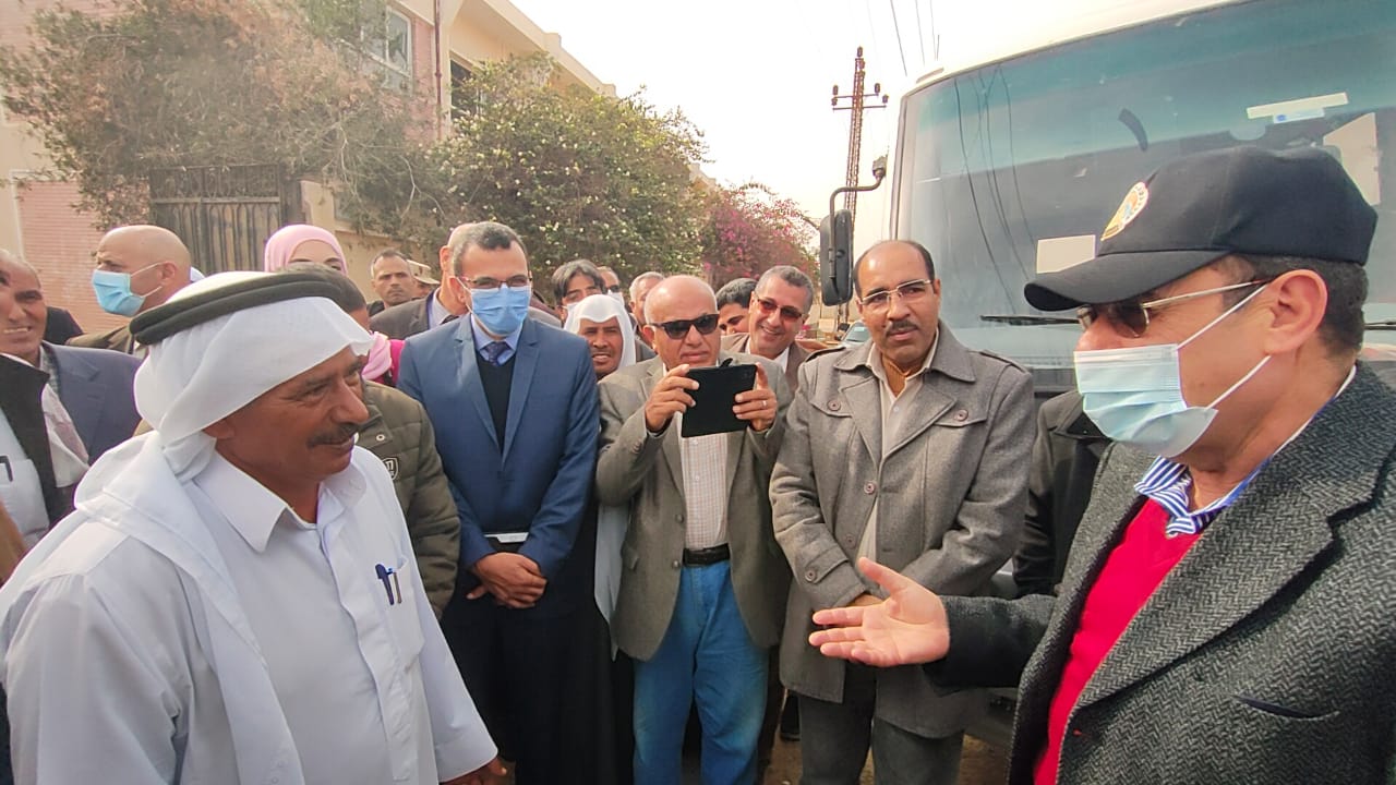  محافظ شمال سيناء خلال الجولة التفقدية  بقرى الشيخ زويد