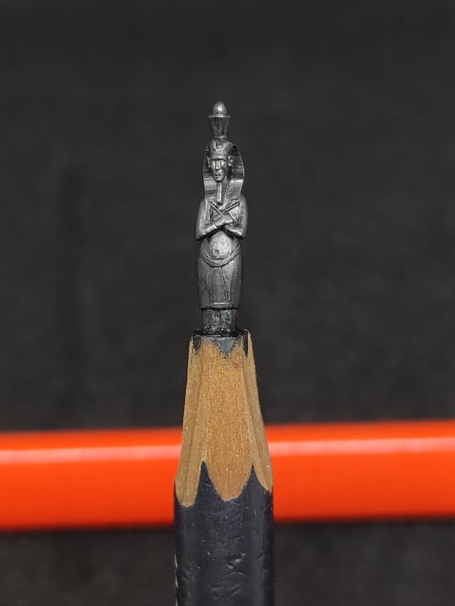 بعض النماذج للنحت علي القلم الرصاص