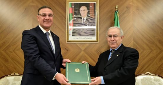 سفير مصر لدى الجزائر يقدم أوراق اعتماده للرئيس الجزائري