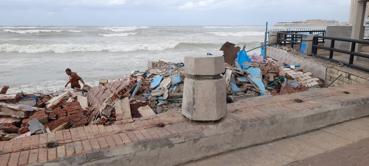 انهيار غرفة شاطئ وأجزاء من سور كورنيش سيدي بشر بالإسكندرية بسبب الأمواج | صور