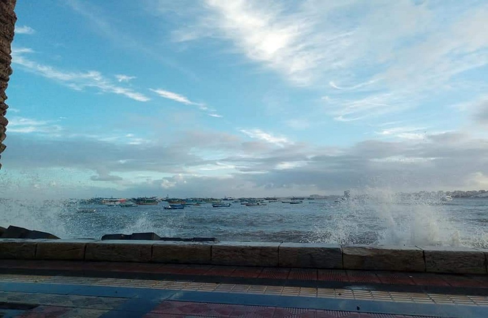 الأمواج والرياح يضربان سور كورنيش الإسكندرية ويغرقان نادي المهندسين | فيديو وصور