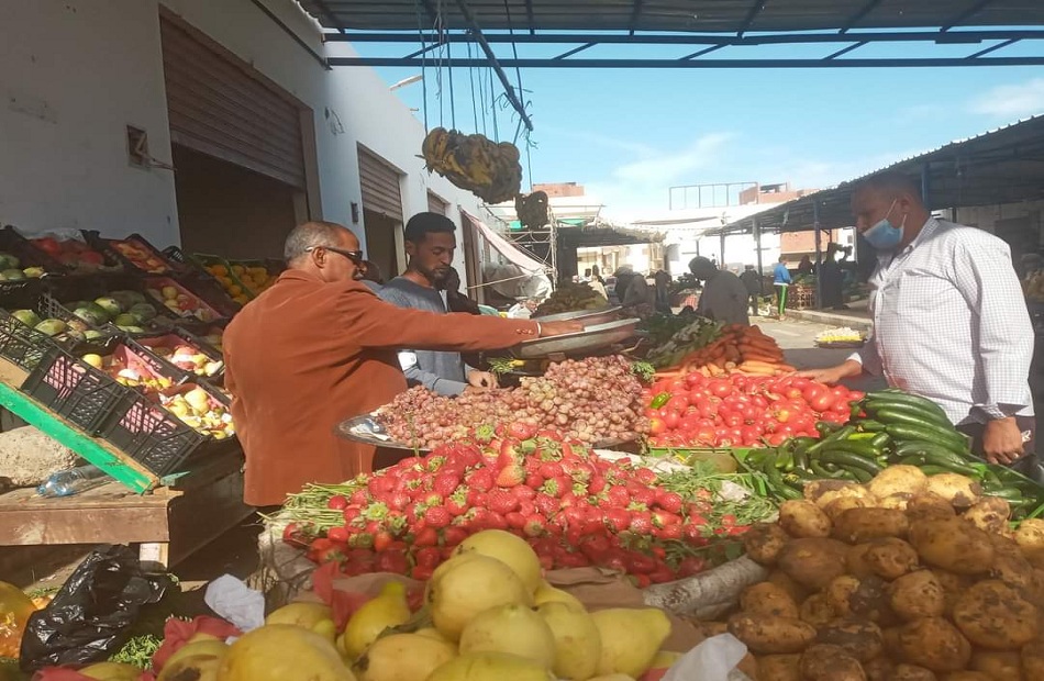 استمرار أعمال لجنة المرور على سوق الخضار بالقصير | صور 