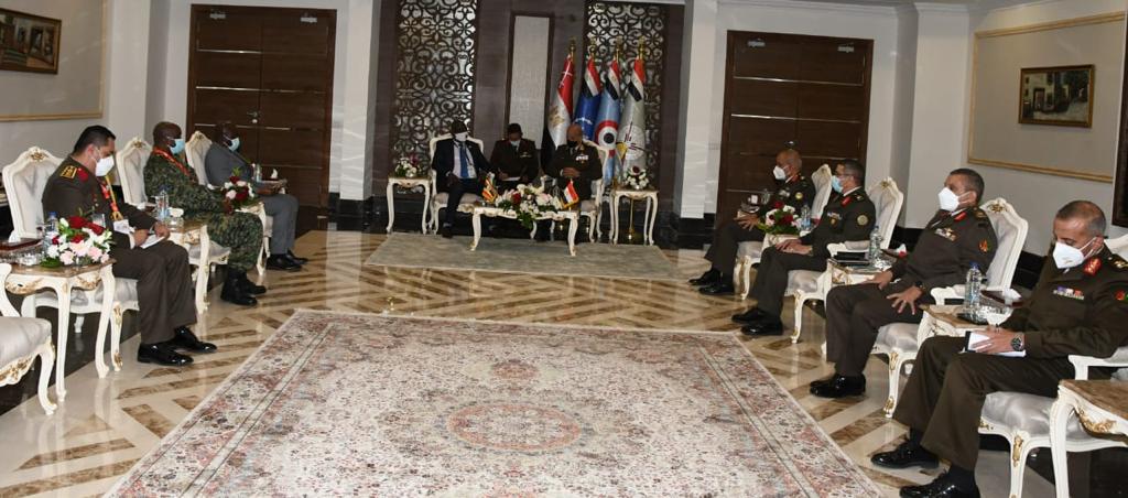 لقاء وزير الدفاع بعدد من قادة الوفود العسكرية على هامش فعاليات اليوم الأخير إيديكس ٢٠٢١