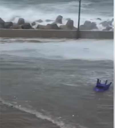 غرق نادي المهندسين بكورنيش الإسكندرية بسبب الأمواج 