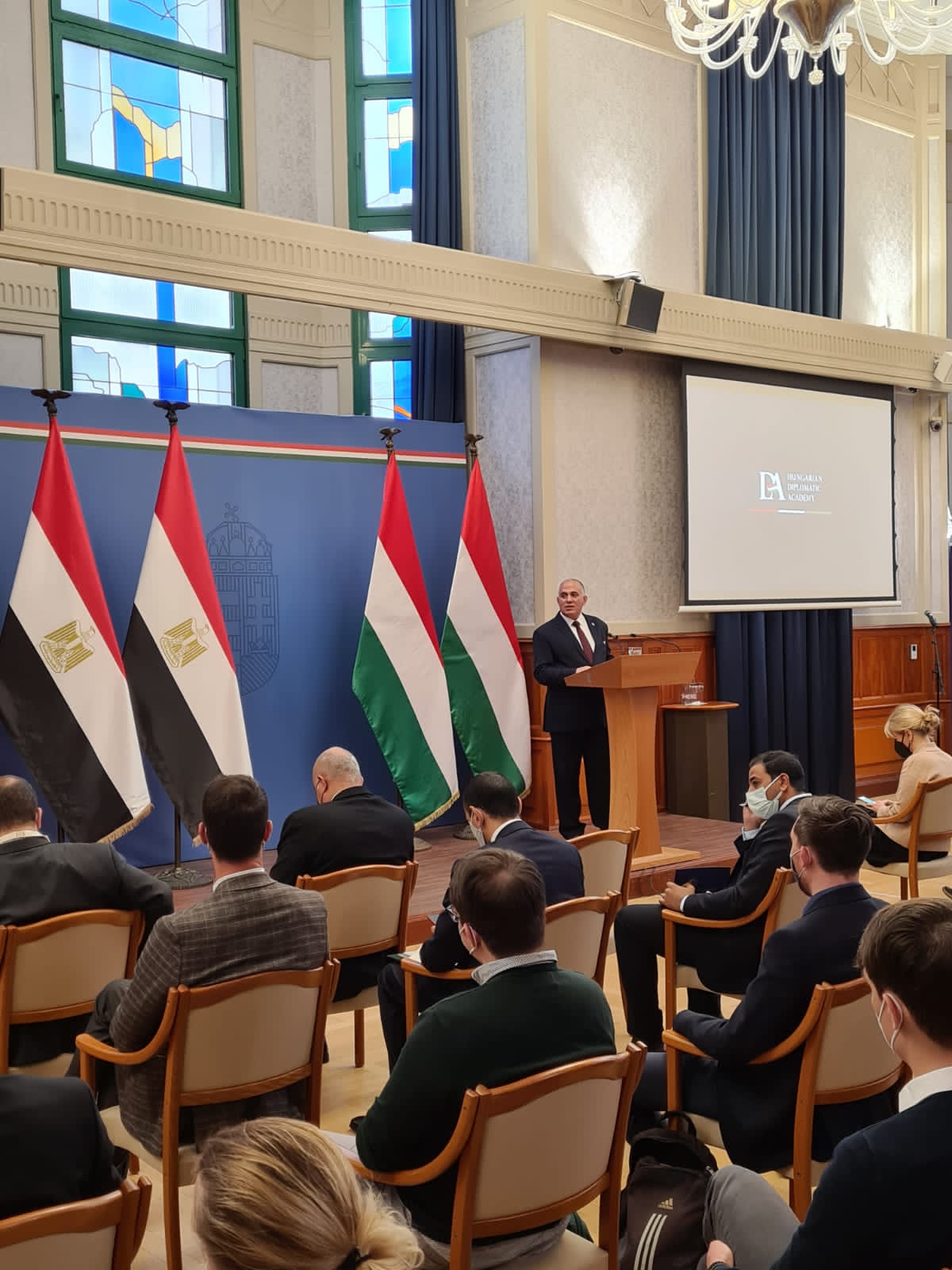  وزير الري أثناء إلقاء كلمة بالأكاديمية الدبلوماسية المجرية