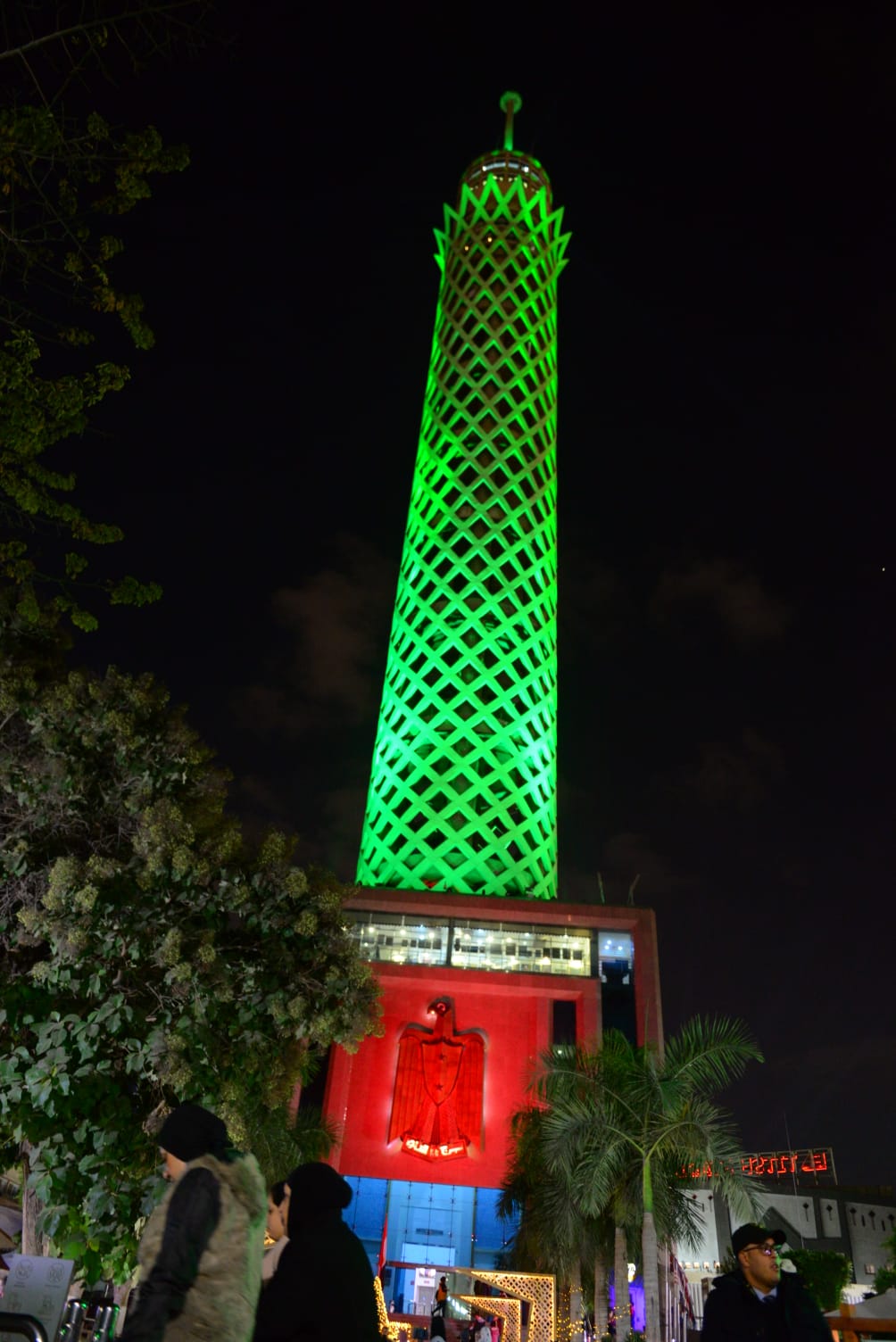 برج القاهرة يضاء بعلم الإمارات احتفالا بالذكري الخمسين للاتحاد