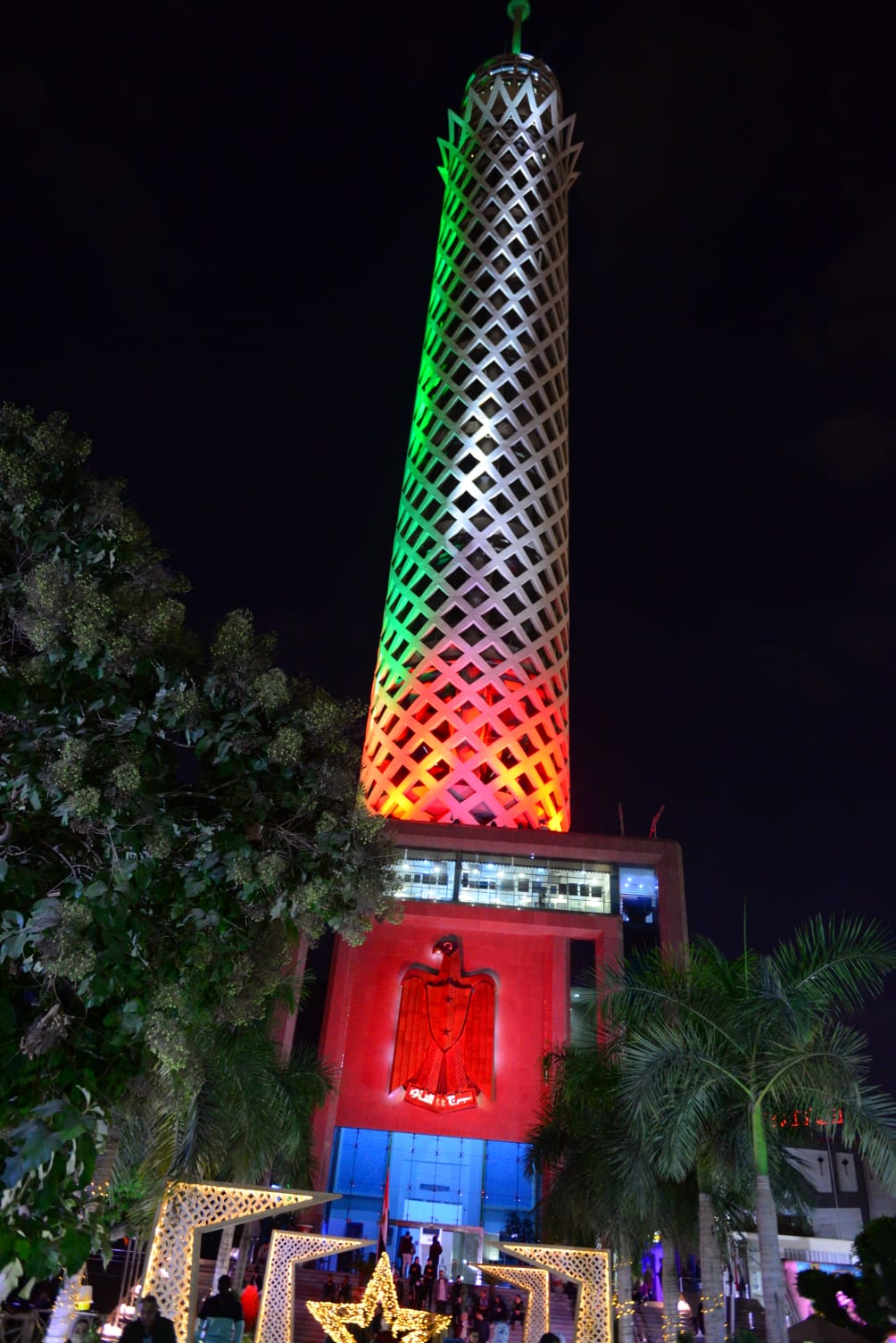 برج القاهرة يضاء بعلم الإمارات احتفالا بالذكري الخمسين للاتحاد