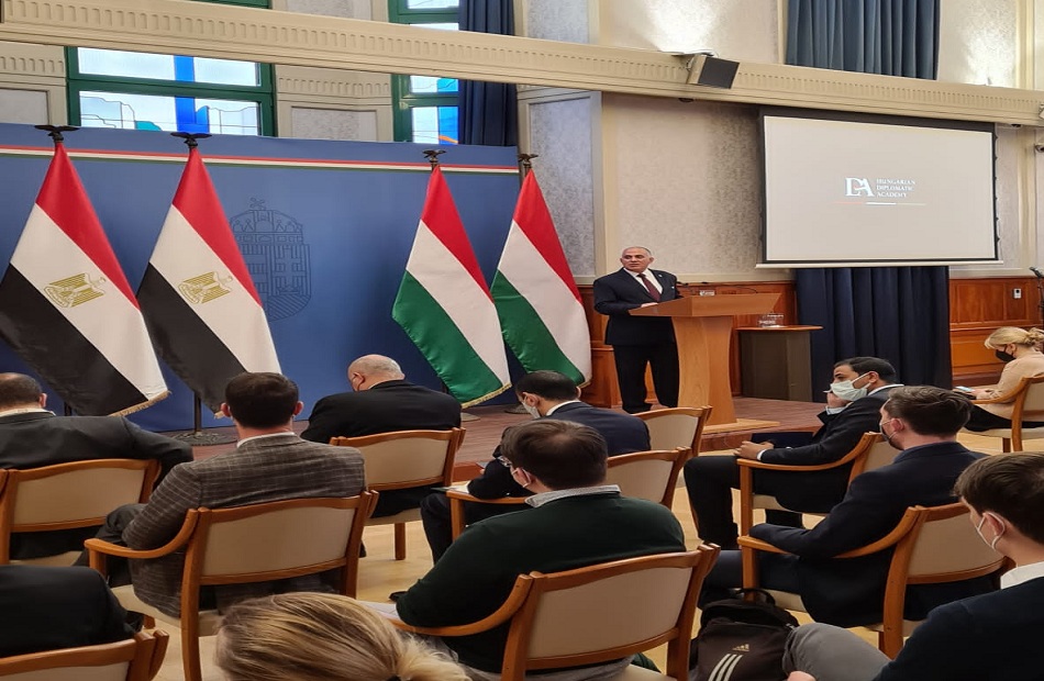 وزير الري أثناء إلقاء كلمة بالأكاديمية الدبلوماسية المجرية