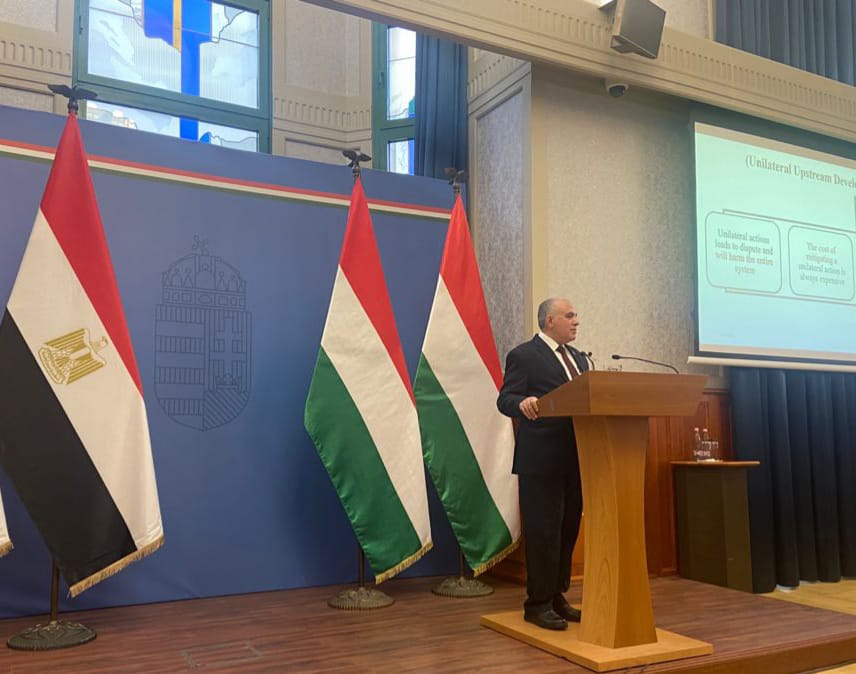 وزير الري أثناء إلقاء كلمة بالأكاديمية الدبلوماسية المجرية
