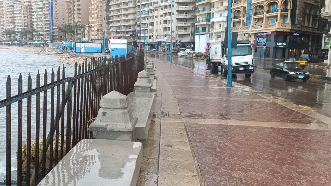 أمطار غزيرة ورياح يضربان الإسكندرية