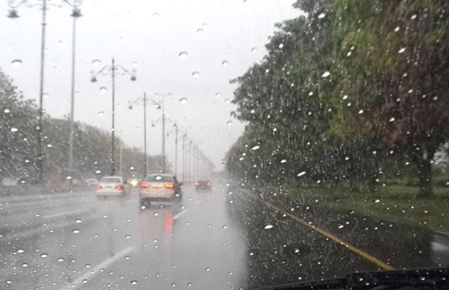 لقائدي السيارات تعرف علي إرشادات المرور مع سقوط الأمطار