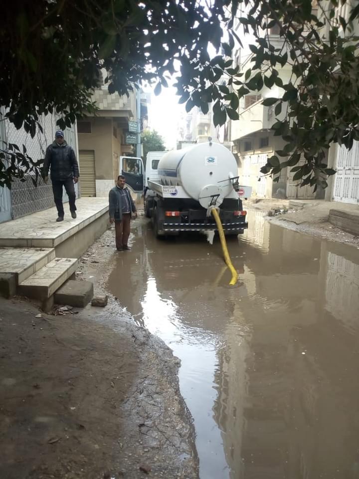 رفع مياه الأمطار من الشوارع بالمنزلة 