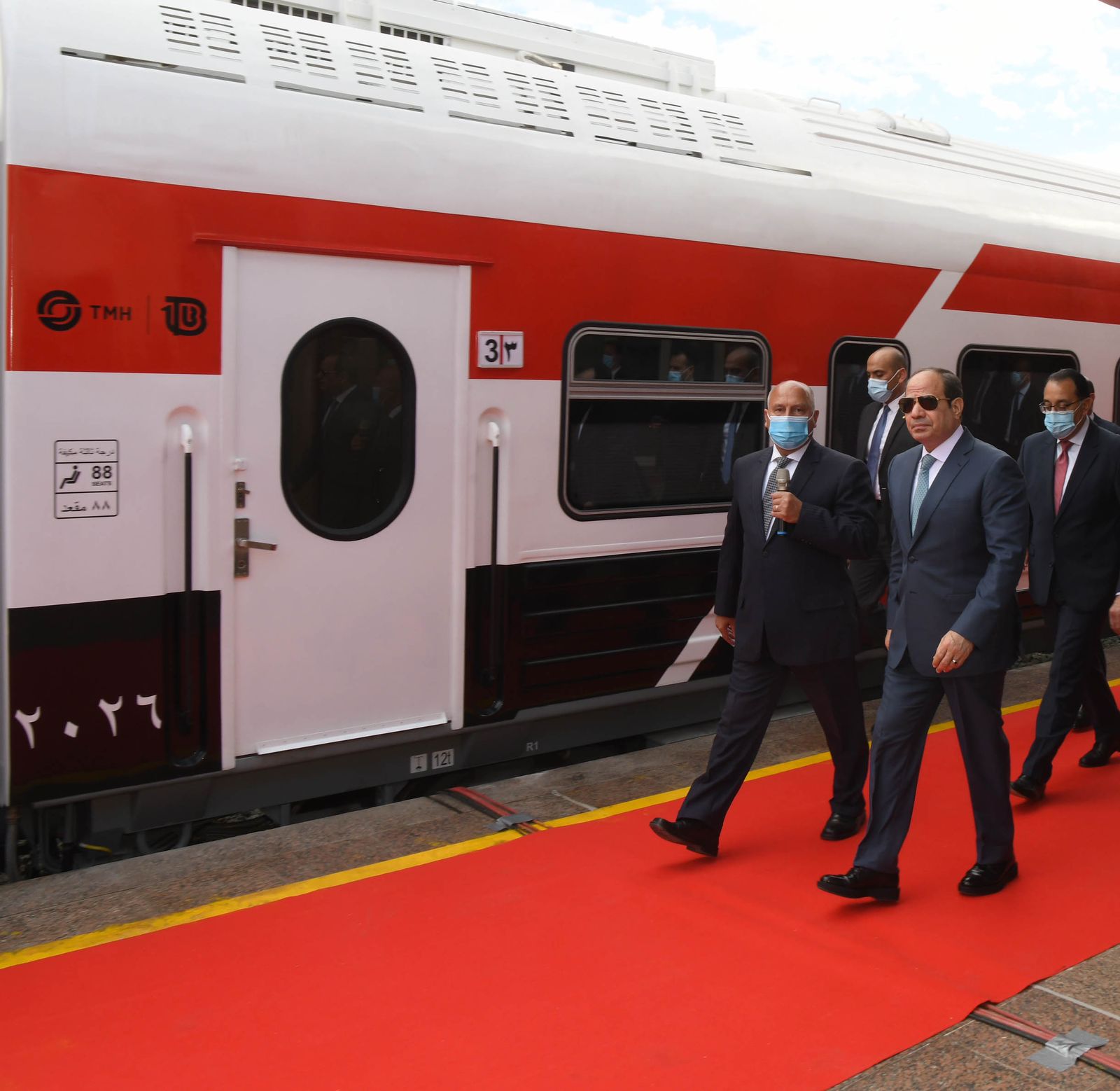  تفقد الرئيس السيسي للقطارات الجديدة في محطة أسوان