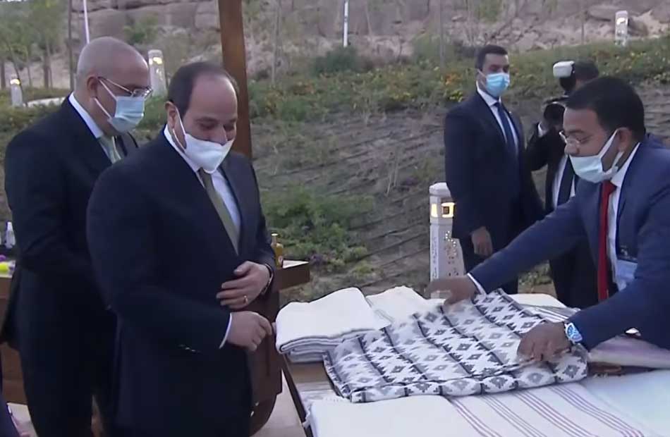 الرئيس السيسي يتفقد معرضا للحرف اليدوية في أسوان