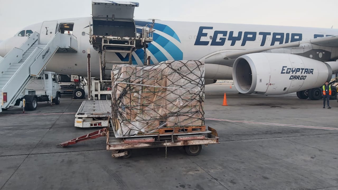 مصر للطيران تنقل 50 طنا من المواد الغذائية لأهالي أسوان