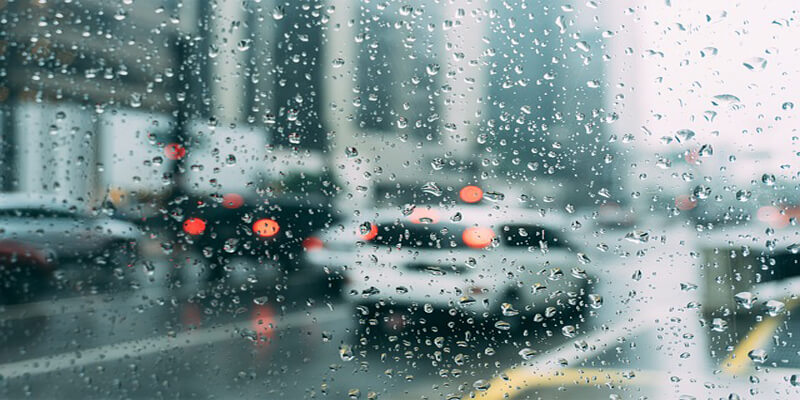 لحظة هطول الأمطار هذا ما عليك فعله أثناء قيادتك للسيارة