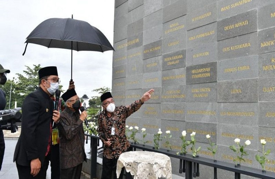 إندونيسيا تزيح الستار عن نصب تذكاري لـ;ضحايا كورونا; من موظفي الصحة |صور