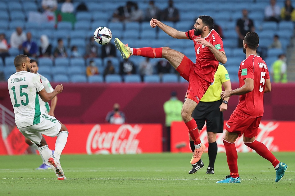 التعادل السلبي يحسم نتيجة الشوط الأول من لقاء الجزائر ولبنان في كأس العرب