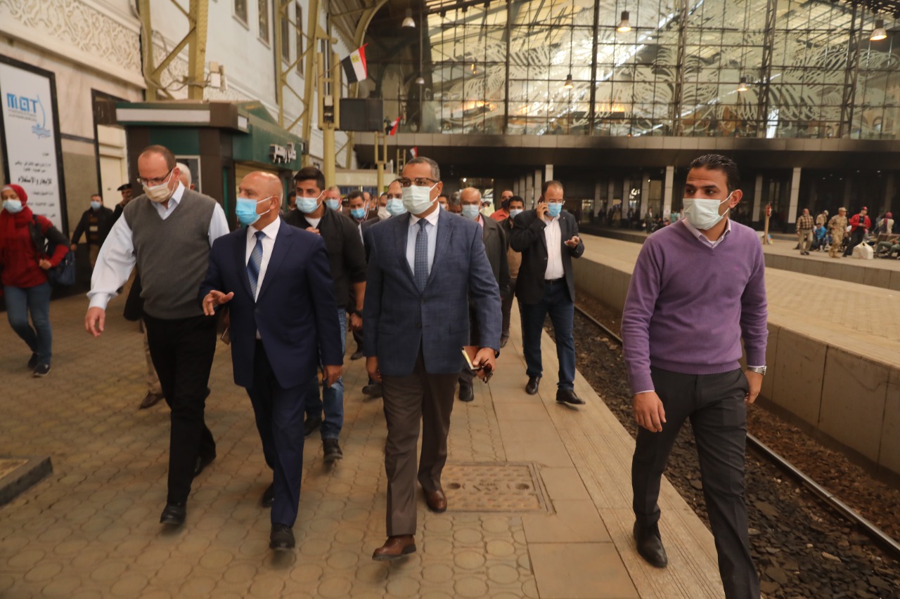 وزير النقل يصادف ركابا بدون تذاكر في محطة مصر ويوجه بتغريمهم 